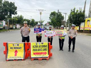 Sat Lantas Polres Kuansing Berikan Himbauan Pemilu Damai Kepada Pengguna Jalan Dalam Rangka Cooling 